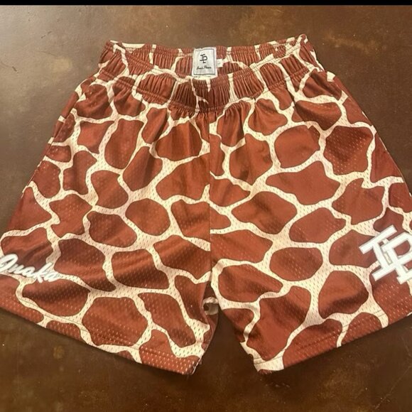 Inaka Power shorts with giraffe print Size Large - Picture 1 of 5